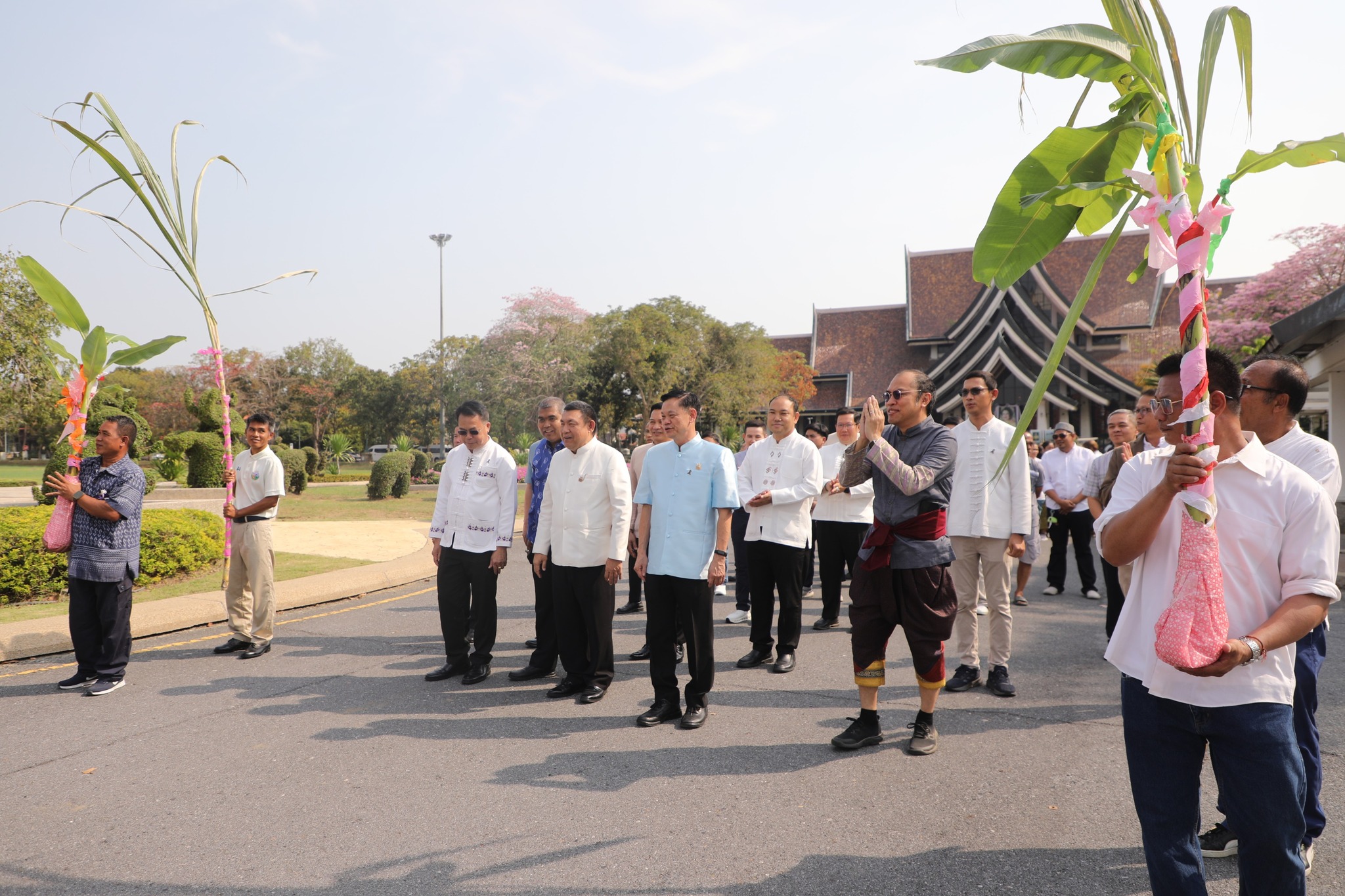 title - มากกว่าความรักระหว่างคู่ครอง คือความรักต่อปวงชน ส.ป.ก. จัดงาน “รักแห่งศิลป์ รักแห่งแผ่นดิน” พลังแห่งศิลปะที่เชื่อมโยงสถาบันและประชาชน